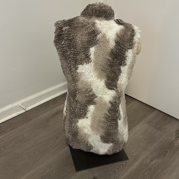 Cabi Aspen Faux Fur Vest Cabincore Size S - Picture 5 of 7